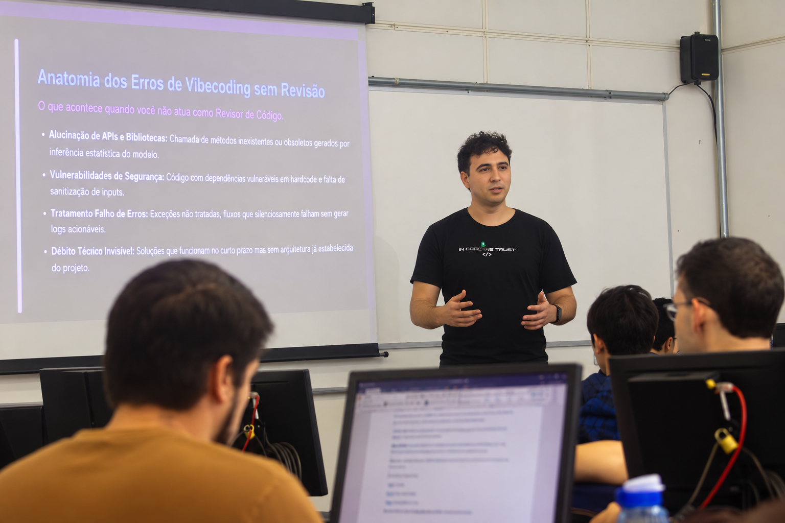Luiz Cruz conduzindo uma palestra sobre inteligência artificial